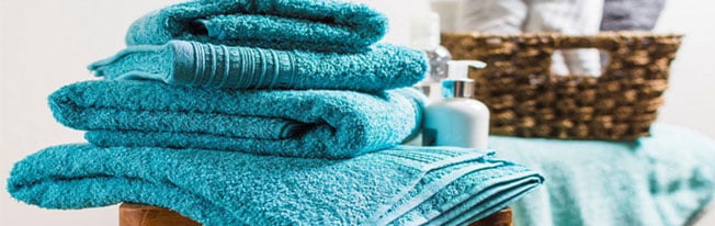 Por que lavar toalhas de banho em uma lavanderia?