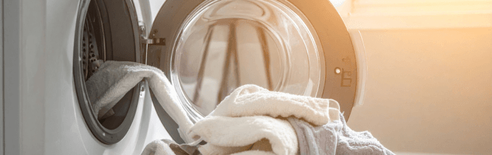 lavar roupa na lavanderia
